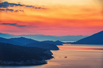 Coucher de soleil coloré sur la mer en Grèce