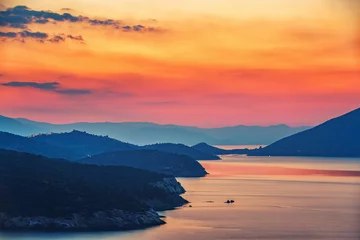 Photo sur Aluminium Mer / coucher de soleil Coucher de soleil coloré sur la mer en Grèce