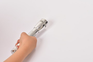 懐中電灯と子供の手