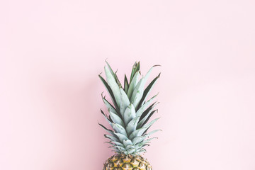 Ananas auf pastellrosa Hintergrund. Sommerkonzept. Flache Lage, Draufsicht