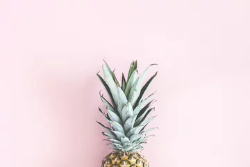 Fotobehang Raamdecoratie trends Ananas op pastel roze achtergrond. Zomer concept. Platliggend, bovenaanzicht