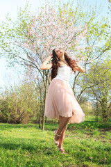 Obraz premium Young woman in spring