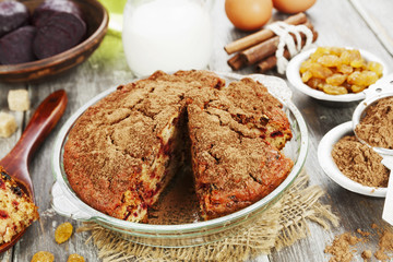 Beetroot pie with raisins