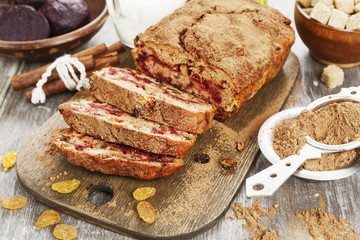 Beetroot pie with raisins