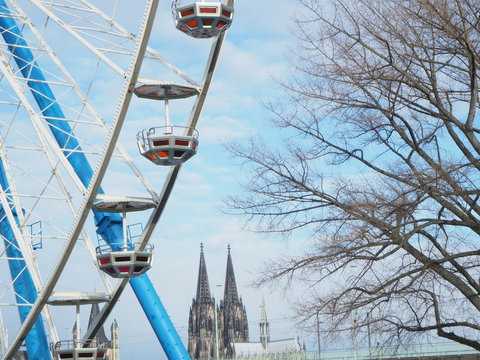 ferris wheel with the Cologne dome in the background