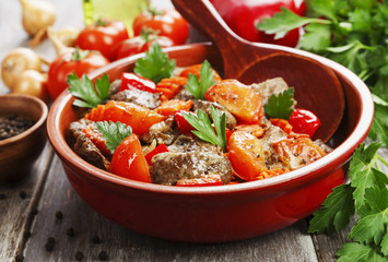 Chicken liver with sweet pepper and tomatoes
