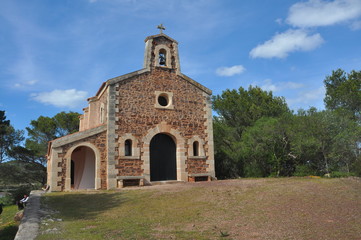 Fototapeta na wymiar Alte Kirche aus Steinen auf spanischer Insel Menorca