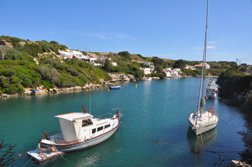 Fototapeta na wymiar Bucht mit Fischerbooten auf spanischer Insel Menorca, Balearen