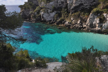 Türkises Meer in Bucht auf Menorca, Balearen - Spanien