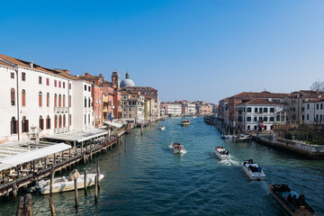Fototapeta na wymiar navigare nel canale di Venezia