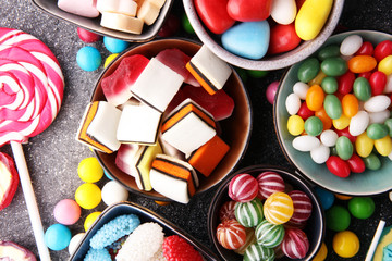 bonbons avec de la gelée et du sucre. gamme colorée de différents bonbons et friandises pour enfants