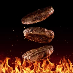 Photo sur Plexiglas Steakhouse Flying beef minced hamburger pieces on black