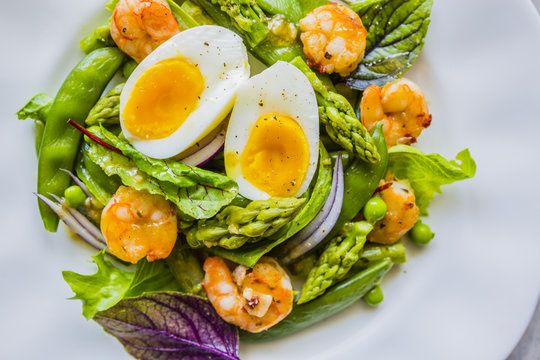 Salad with shrimps and green asparagus with peas.