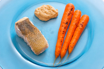 Zander Möhren und Hummus auf Teller