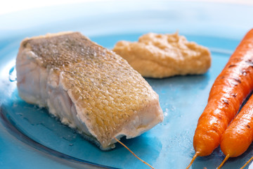 Zander mit Haut mit Möhren und Hummus