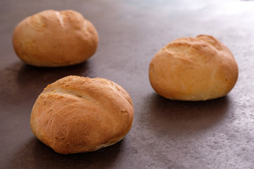 Brötchen aus Weizen und Zitrone im Gegenlicht