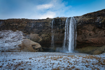 una delle tante cascate che si incontrano nel paesaggio islandese Islanda Europa