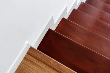 Stickers pour porte Escaliers Marches d& 39 escalier en bois dur et mur blanc, matériel d& 39 escalier intérieur et conception de maison