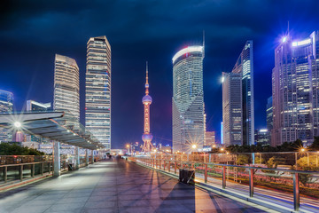 Blick auf die beleuchtete Skyline von Pudong, dem Finanzviertel von Shanghai, China, am Abend
