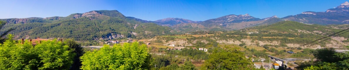 Fototapeta na wymiar Small village in the natural park of Ordesa in the Pyrenees, Huesca, Spain