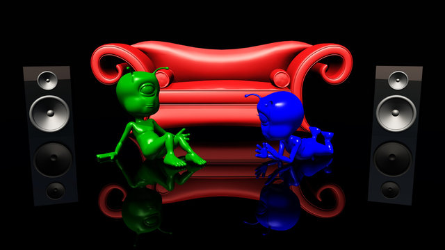 Rotes Sofa, Lautsprecherboxen und Alien Figuren