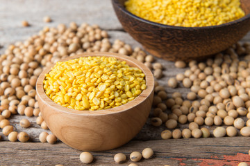 Dried peeled mungbean and peeled soybean