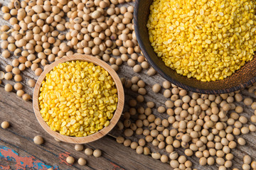 Dried peeled mungbean and peeled soybean