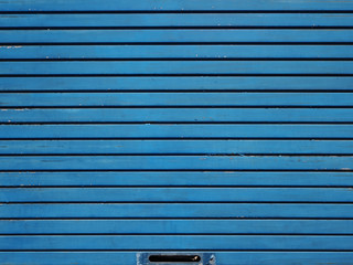 古い青いシャッター