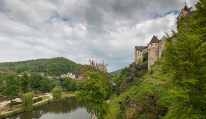 Fototapeta na wymiar Schloss Loket an der Eger. Romantisches Schloss mit bunten Häusern. Ritterburg in Tschechien
