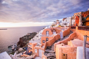Dramatic and beautiful sunset over Oia, Santorini, Greece - obrazy, fototapety, plakaty