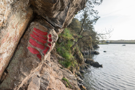 Marque &laquo; main rouge &raquo; sur rocher littoral &agrave; Larmor-Baden, Bretagne