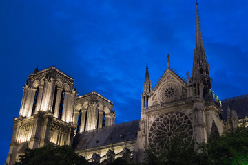 Fototapeta na wymiar Kathedrale Notre-Dame de Paris bei Nacht 2018