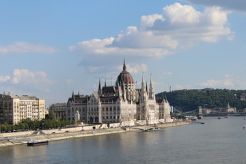 Fototapeta na wymiar Parlement hongrois au loin