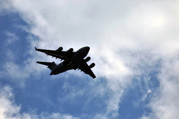 Flugzeug im Vorbeiflug von unten fotografiert