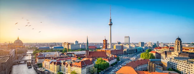Foto op Plexiglas Berlijn De skyline van Berlijn met Nikolaiviertel, de kathedraal van Berlijn en de tv-toren