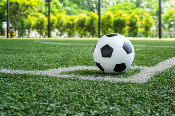 Fototapeta premium piłka nożna Piłka nożna na linii rzut rożny piłki i boisko do piłki nożnej, boisko do piłki nożnej, tekstura tło