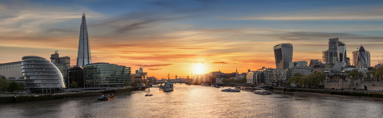 Blick auf die Skyline von London, Großbritannien,  bei Sonnenuntergang