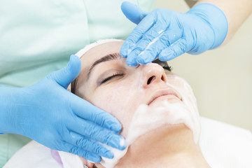 Obraz na płótnie Canvas Massage and facial peels at the salon using cosmetics 
