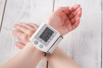 Medical device for measuring blood pressure and heart rate used at hand wrist