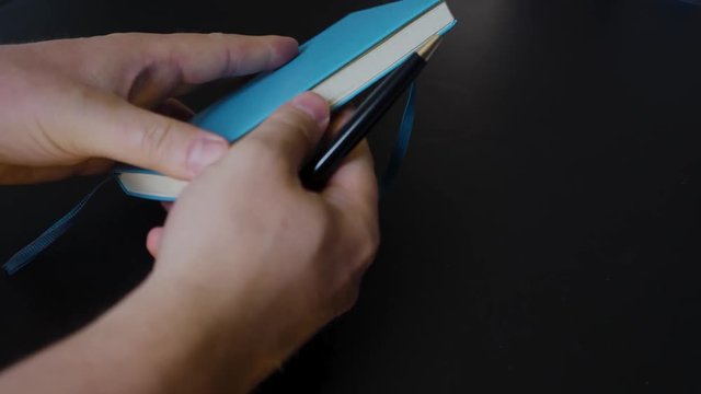 H&auml;nde schreiben Notiz in ein Tagebuch
