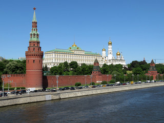 Obraz premium View of the Moscow Kremlin, the Grand Kremlin Palace, Ivan the Great Bell Tower and Cathedral of the Annunciation. Moscow river, russian tourist landmark