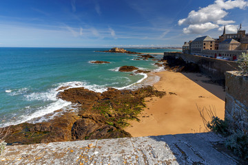 Fototapeta premium Saint-Malo. Sandy beach at low tide.