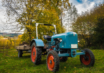 Naklejka premium oldtimer bulldog tractor sunset shot