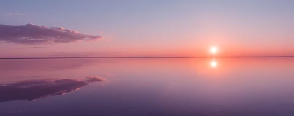  Landschap prachtige gouden zonsondergang rode hemel Solt meer zoute Elton Baskunchak. De zon gaat achter de horizon onder © marmoset