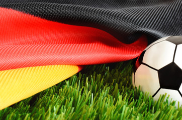 Deutsche Fussball Mannschaft schwarz red gold Fahne und ball auf grün Rasen
