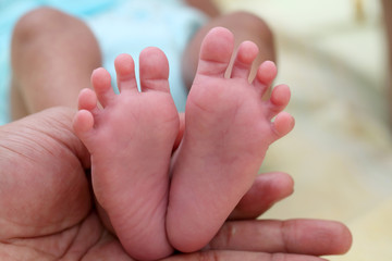 Obraz na płótnie Canvas Tiny foot of newborn baby