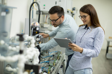 Obraz premium Young couple in electronic workshop