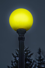świecąca lampa w parku