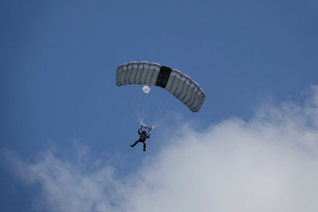 parachutiste dans les nuages