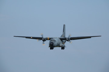 avion de transport militaire atterrissage